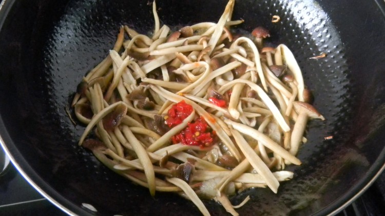 清炒茶树菇步骤5