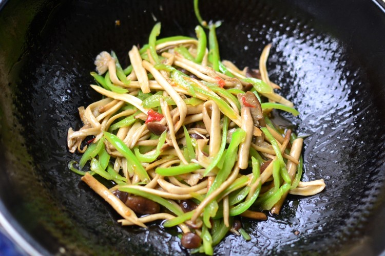 清炒茶树菇步骤7