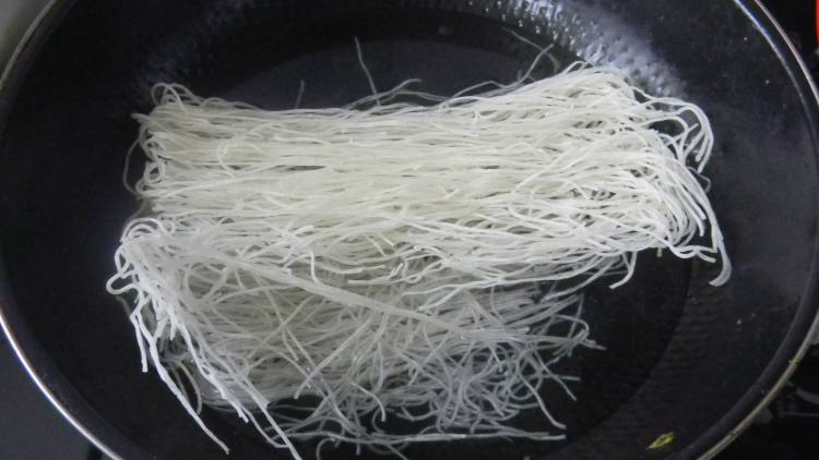 闽南炒米粉步骤1