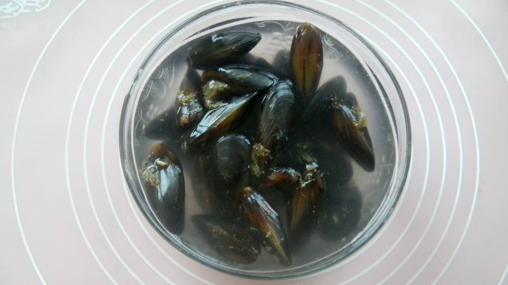 焖淡菜步骤1