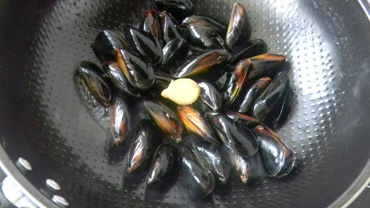 焖淡菜步骤6