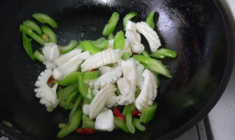 西芹爆墨鱼步骤6