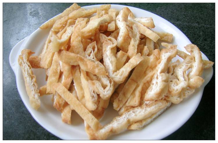 芹蒜炒油豆腐丝步骤1
