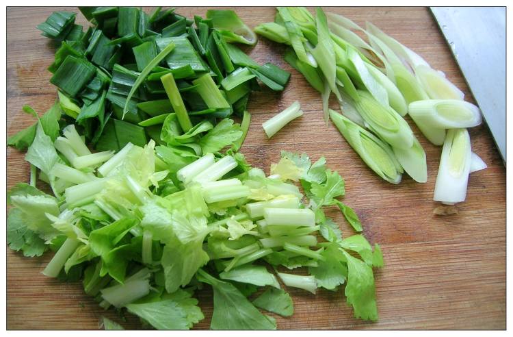 芹蒜炒油豆腐丝步骤2