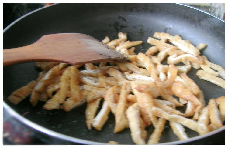 芹蒜炒油豆腐丝步骤3