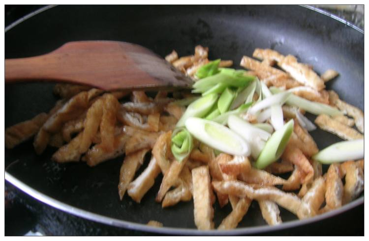 芹蒜炒油豆腐丝步骤4