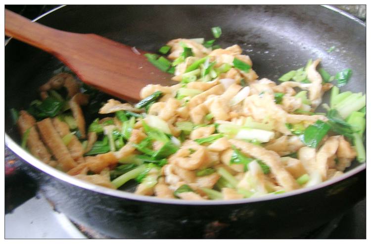 芹蒜炒油豆腐丝步骤6