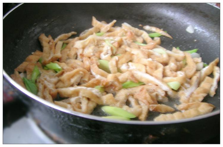 芹蒜炒油豆腐丝步骤5