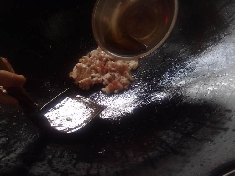 炒大米果步骤1