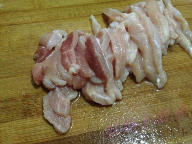 黑椒香酥里脊肉条步骤1