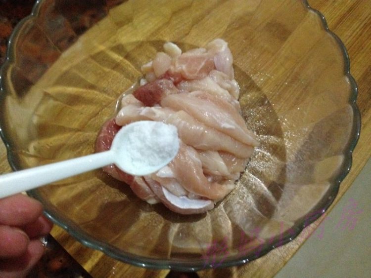 黑椒香酥里脊肉条步骤2