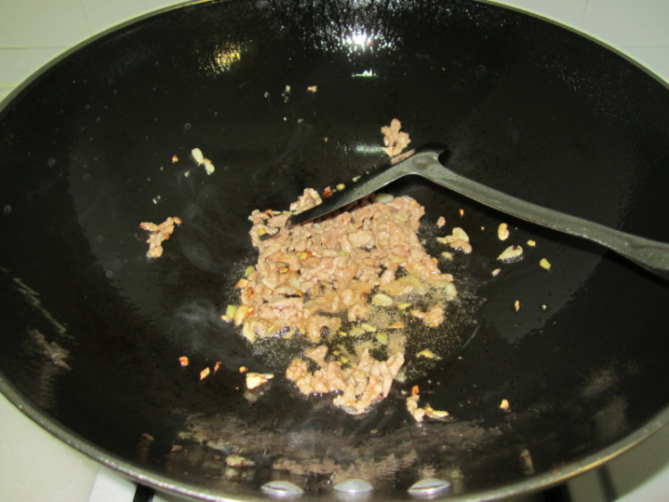 海鲜菇小炒肉步骤7