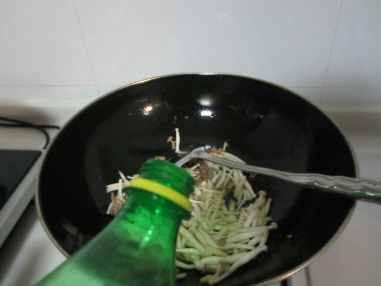 海鲜菇小炒肉步骤9