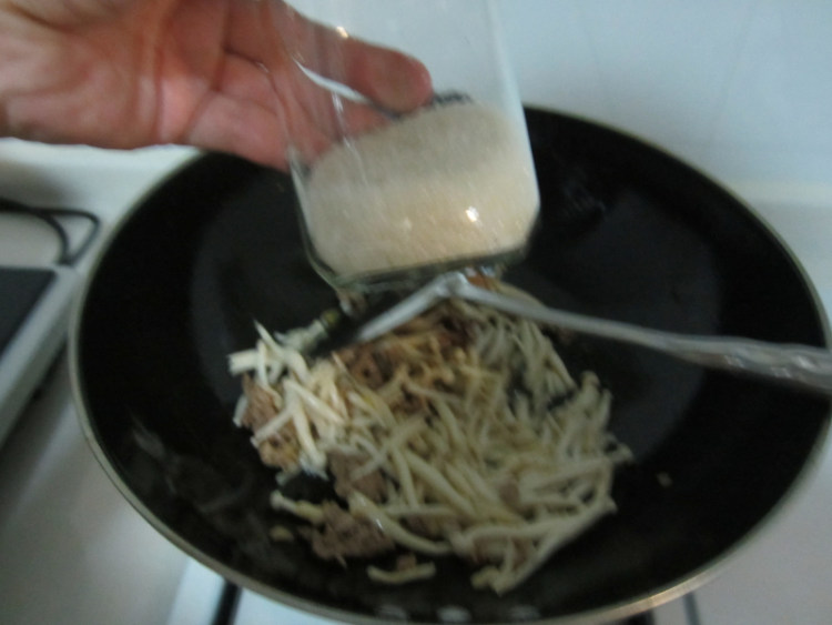海鲜菇小炒肉步骤11