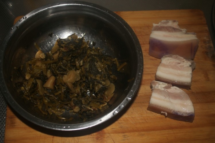 酸菜炖五花肉步骤1