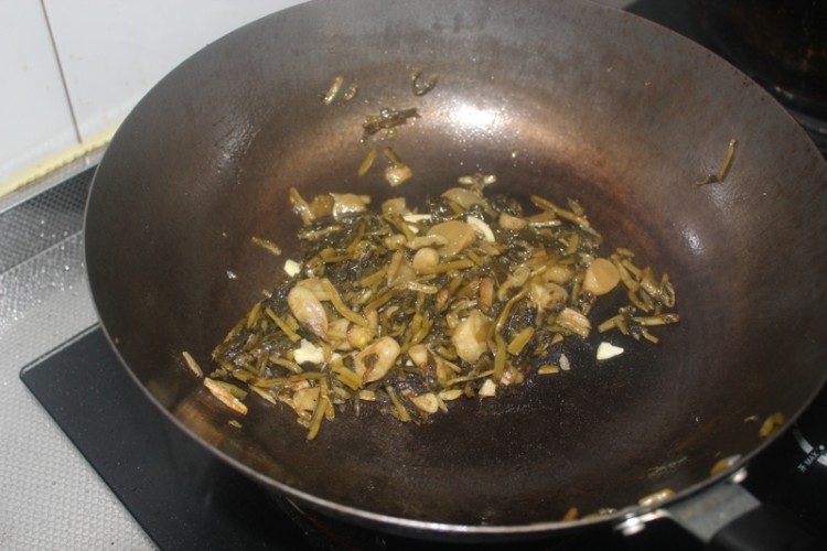 酸菜炖五花肉步骤4