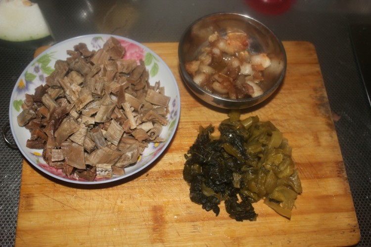 笋干炖酸菜——小菜步骤1