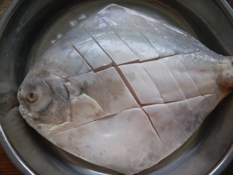 酱烧大鲳鱼步骤1