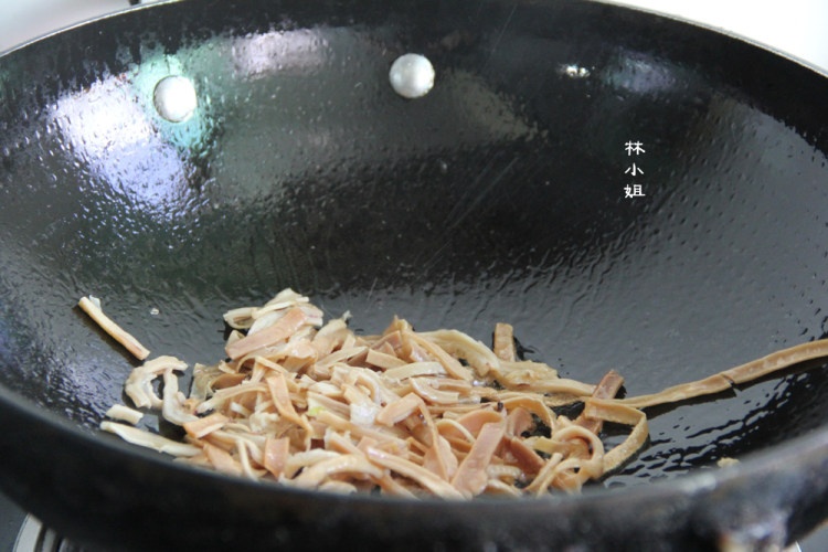 鱿鱼丝炒豆芽步骤3