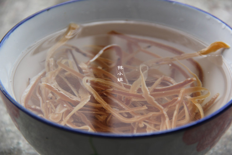 鱿鱼丝炒豆芽步骤1