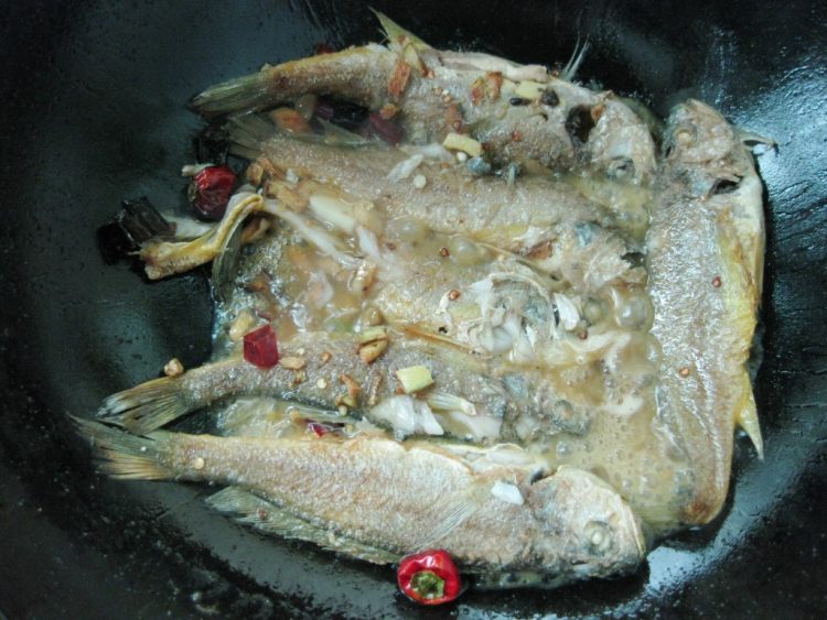 烧小黄鱼步骤5