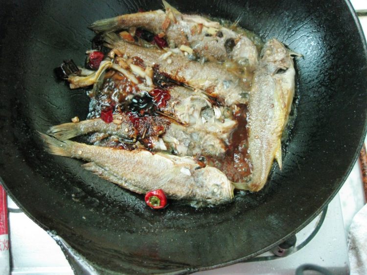烧小黄鱼步骤6