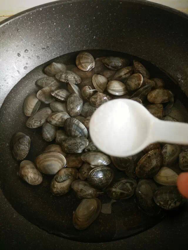 蛤肉豆腐皮小炒步骤1