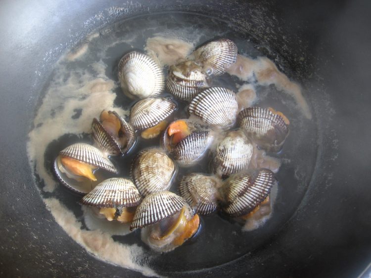 菠菜粉丝拌毛蛤蜊步骤3
