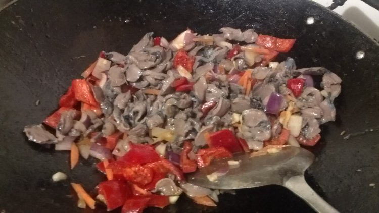 甜椒爆炒乌鸡胗步骤8