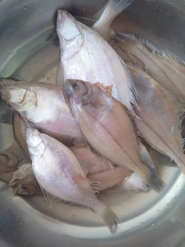 香酥炸偏口鱼步骤1