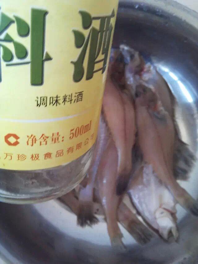 香酥炸偏口鱼步骤3