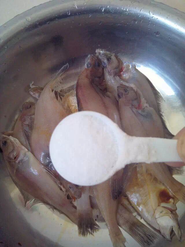 香酥炸偏口鱼步骤7