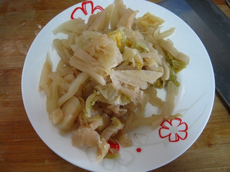 酸菜猪肉炖粉条步骤2