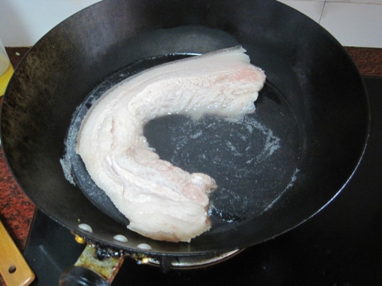 酸菜猪肉炖粉条步骤1