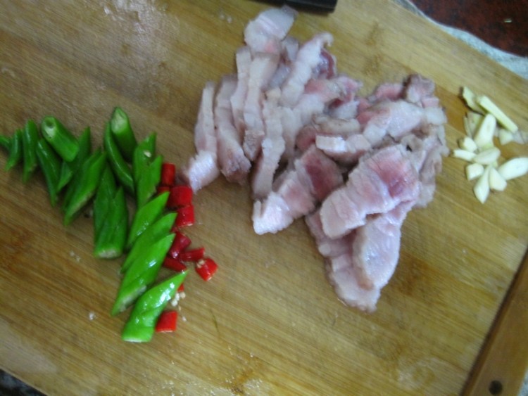 酸菜猪肉炖粉条步骤4