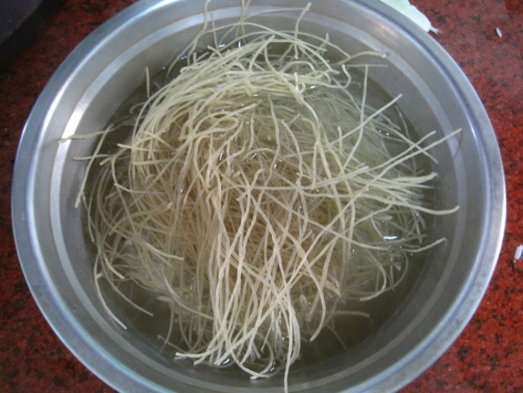 酸菜猪肉炖粉条步骤3
