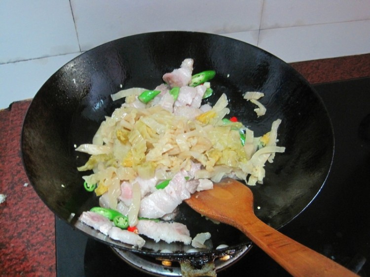 酸菜猪肉炖粉条步骤7