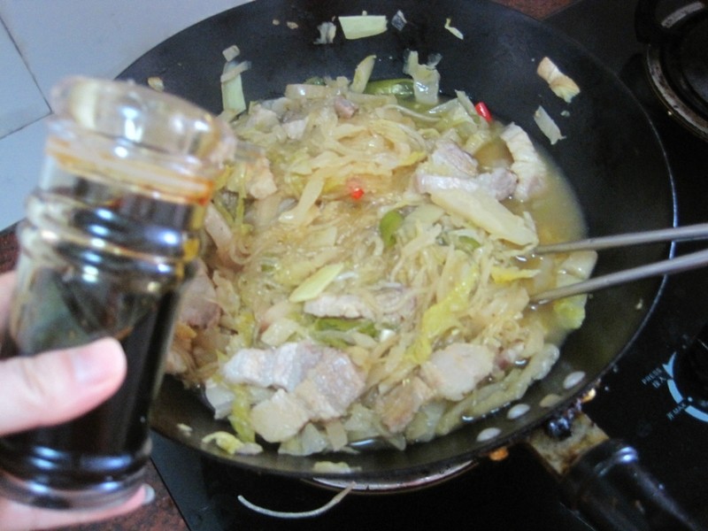 酸菜猪肉炖粉条步骤11