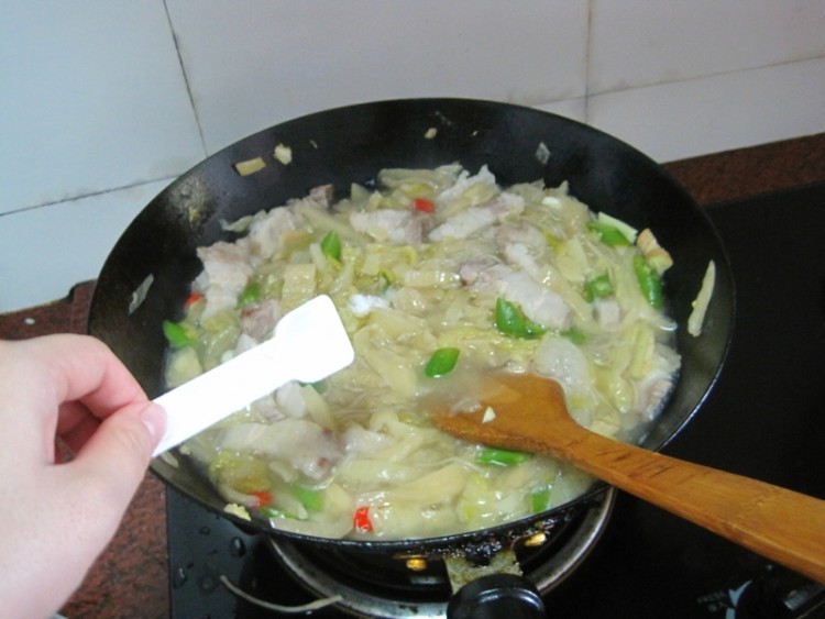 酸菜猪肉炖粉条步骤10