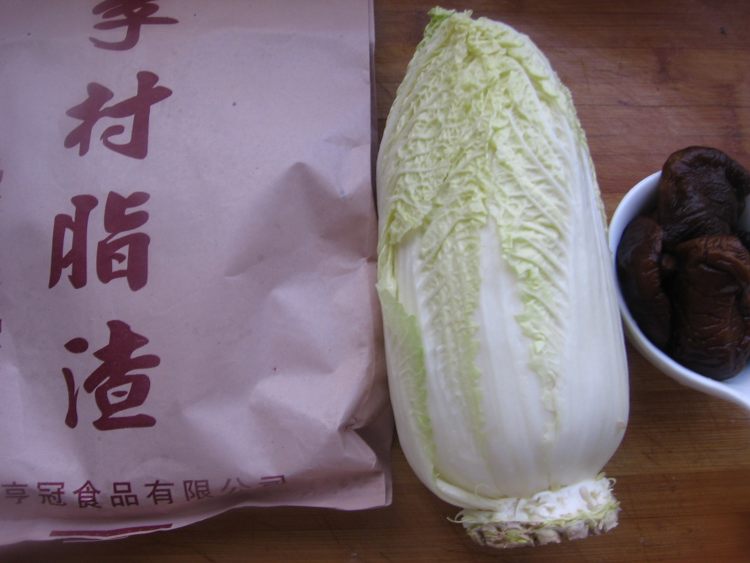 脂渣炖白菜步骤1