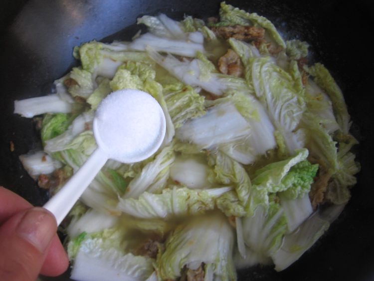 脂渣炖白菜步骤7