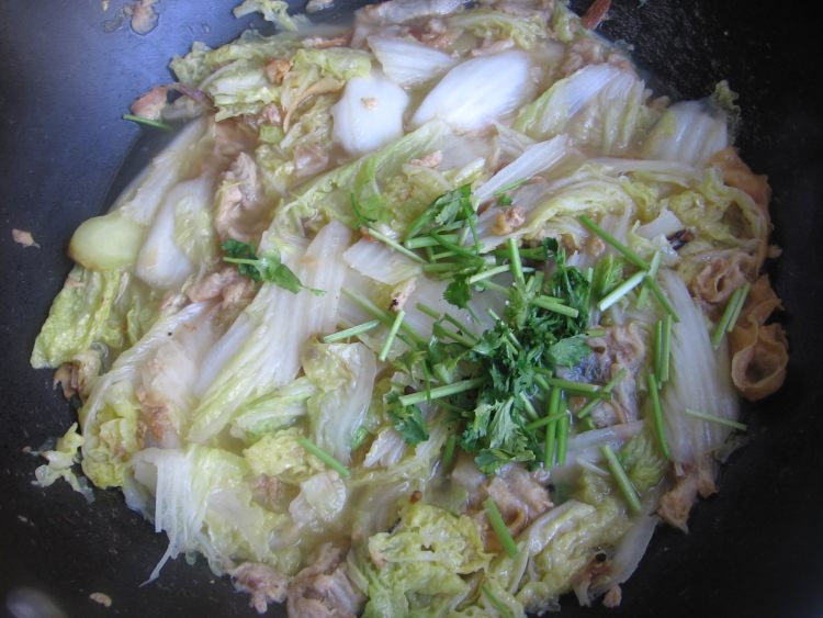 脂渣炖白菜步骤8