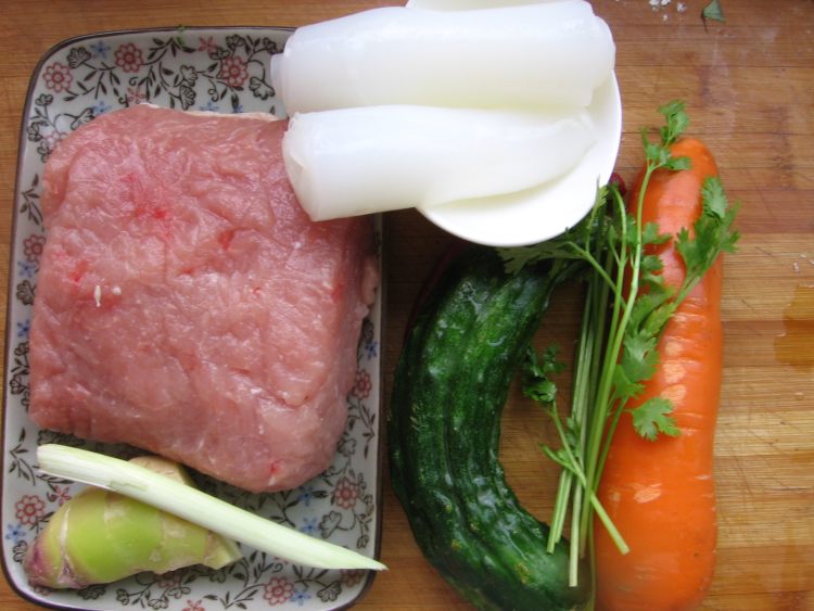 炒肉拉皮步骤1