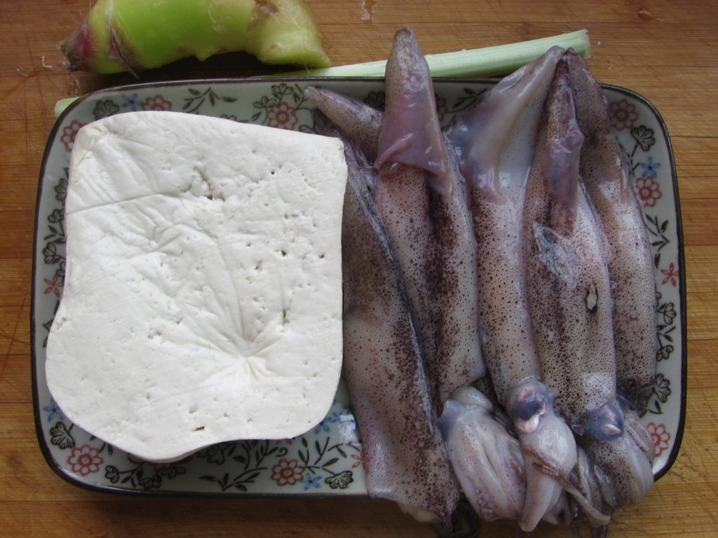笔管鱼炖豆腐步骤1