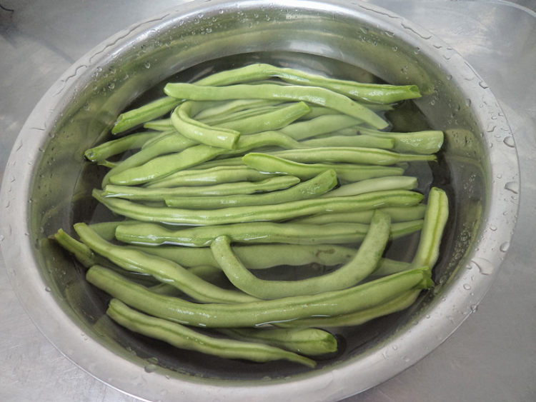 肉片焖豆角步骤1