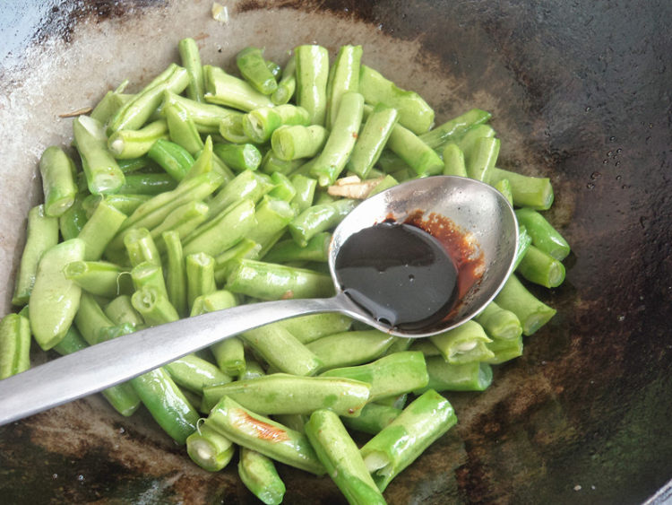 肉片焖豆角步骤7