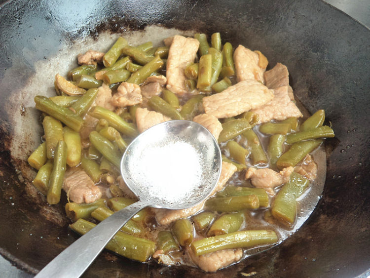 肉片焖豆角步骤9