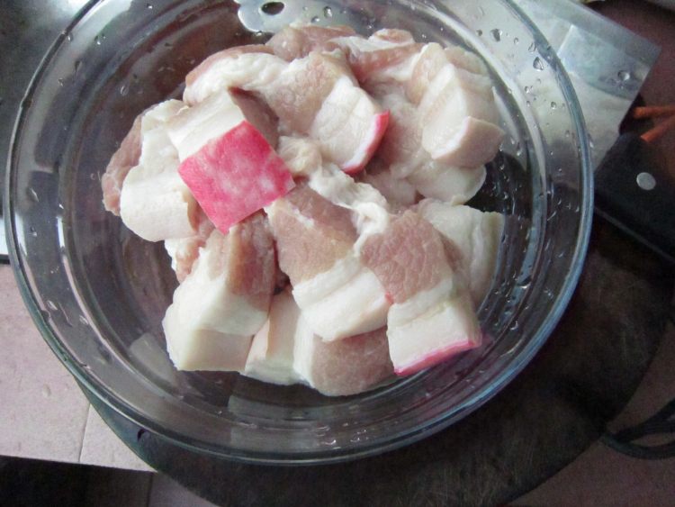 红烧肉炖圆茄子步骤1