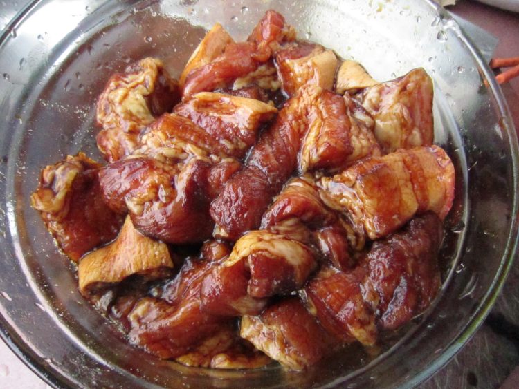 红烧肉炖圆茄子步骤2