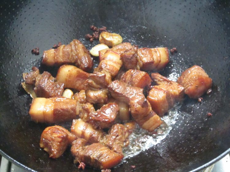 红烧肉炖圆茄子步骤5